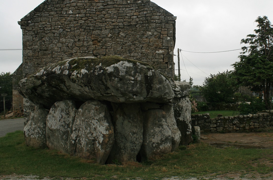 Click for full size image of Crucuno dolmen (PID:126833) Crucuno dolmen
