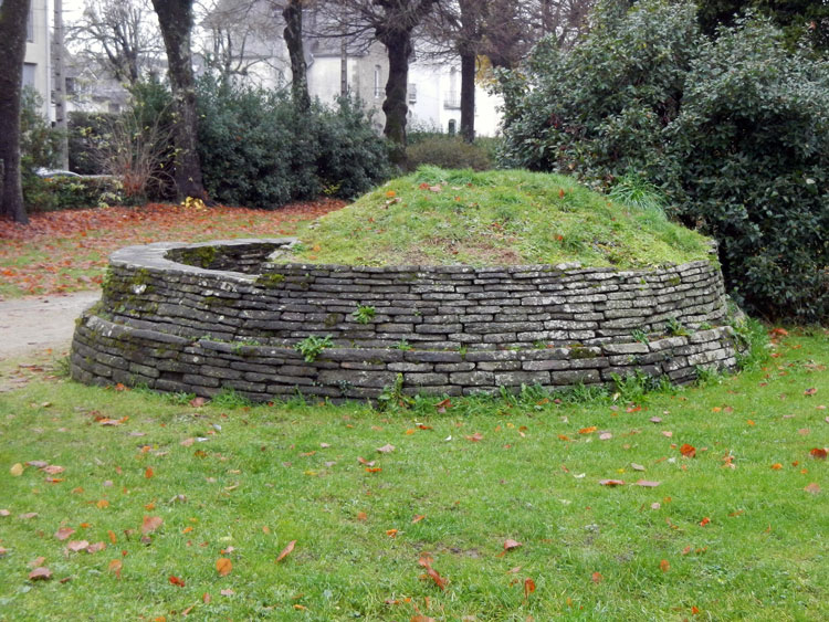 Click for the gallery page to add comments and vote (PID:115752) Sépulture circulaire de Pontivy