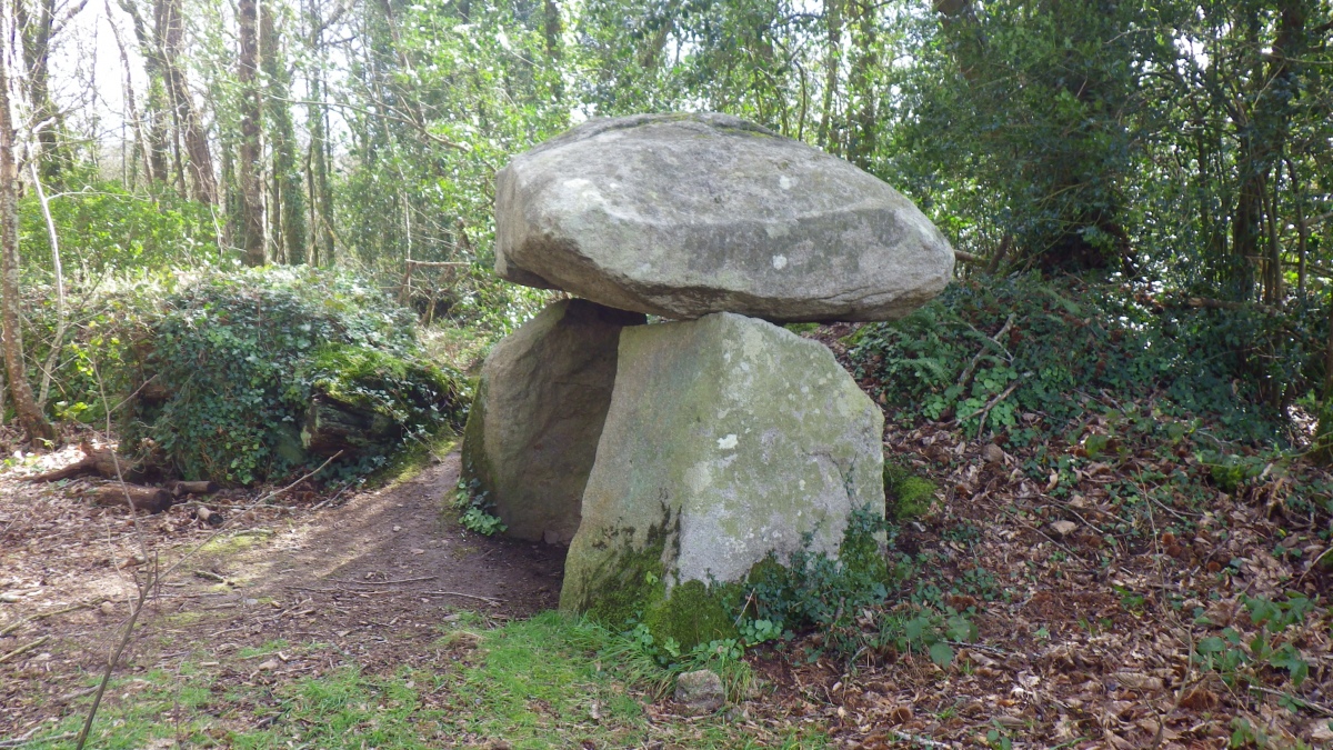 Dolmen dit Pen Tri Mein