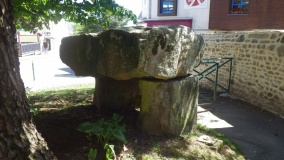 Dolmen Jardin de la Mairie (Guidel)