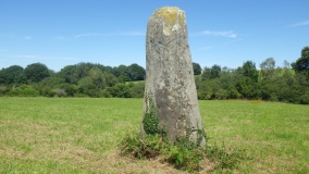 Menguen Lanvaux menhir