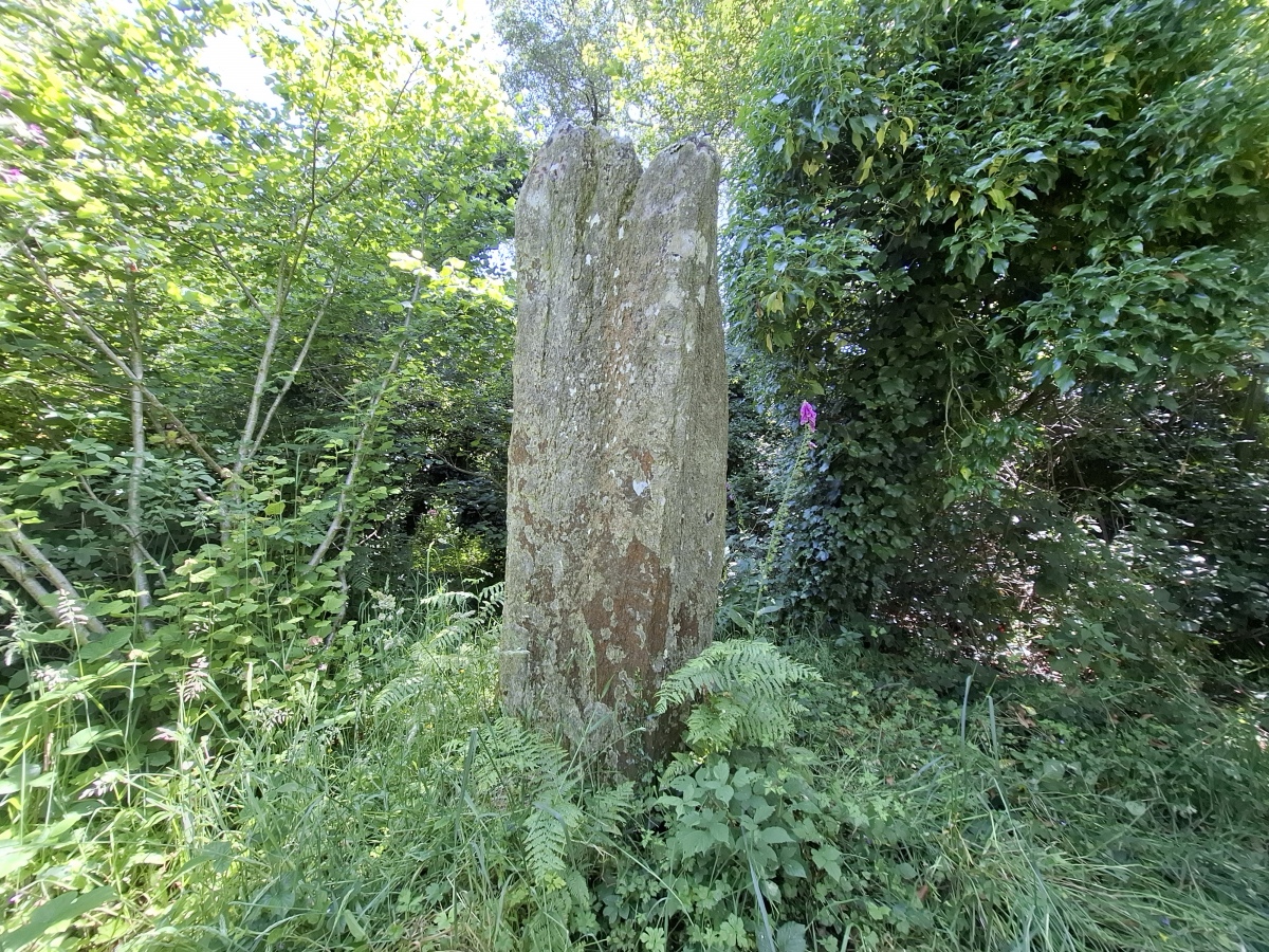 Chapelle Sainte-Génite menhir
