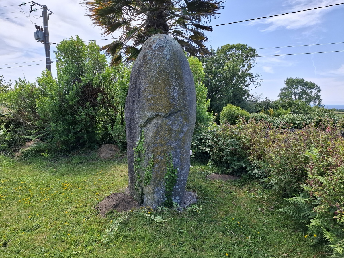 Menhir de Lezaouvregen 1