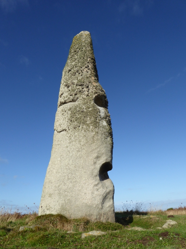 October 2014, another glorious day like in Captain's 2005 photos. Notches certainly give this impressive stone a delightful profile!
Menhir de Kergoarat-Saint-Eden
