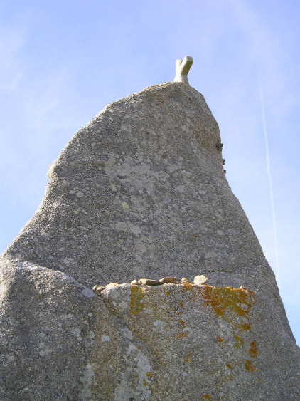 The ledge high up on the south side of Men-Marz. 

One legend associated with this is that newly married couples go to the stone, and throw up a pebble. If the pebble lands and remains on the ledge, they will have an heir before the year is out.