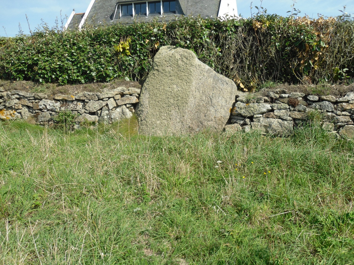 Site in Bretagne:Finistère (29) France
This is possible the second menhir, built in a wall around a house
48.53627 -4.74782