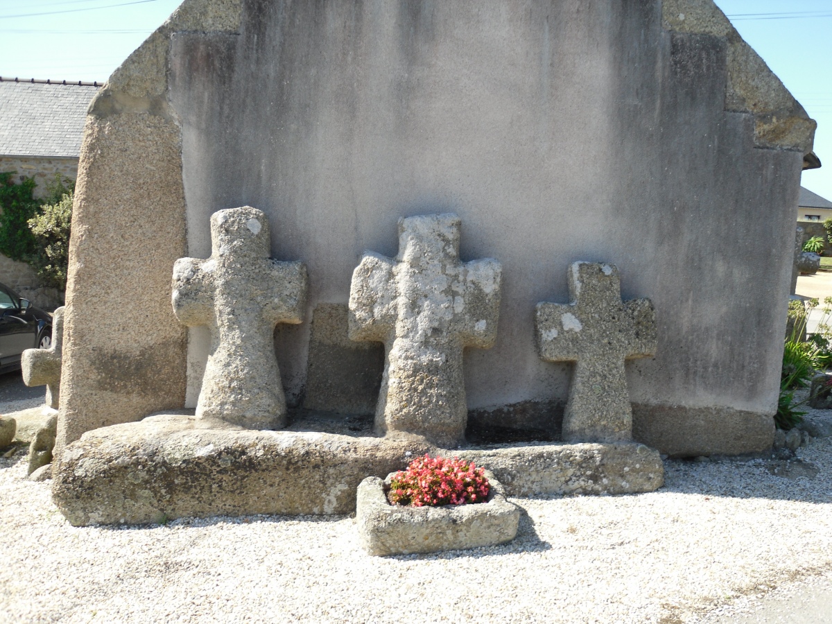 Croazou chapel menhir