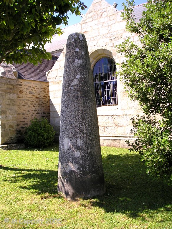 The remains of no less than three granite stèles are to be found lined up in the churchyard at Goulien. 

The best is 2.5 metres tall and has lovely grooves carved into it. 