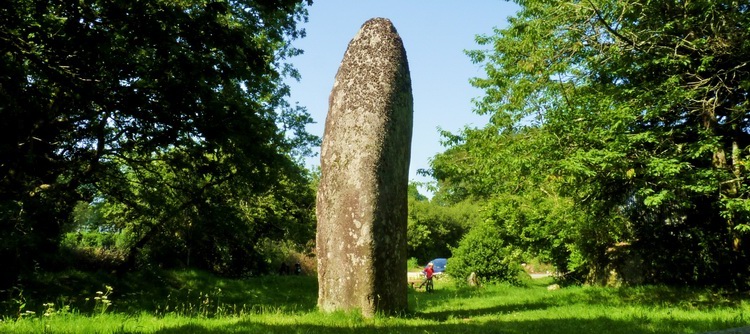 Kerampeulven menhir