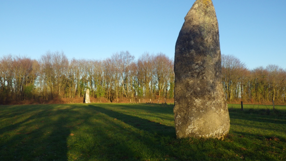 Click for the gallery page to add comments and vote (PID:288466) Les Deux Menhirs (Quilliou)