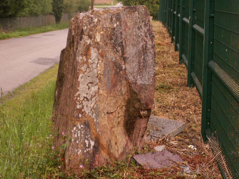 Menhir de Crévin