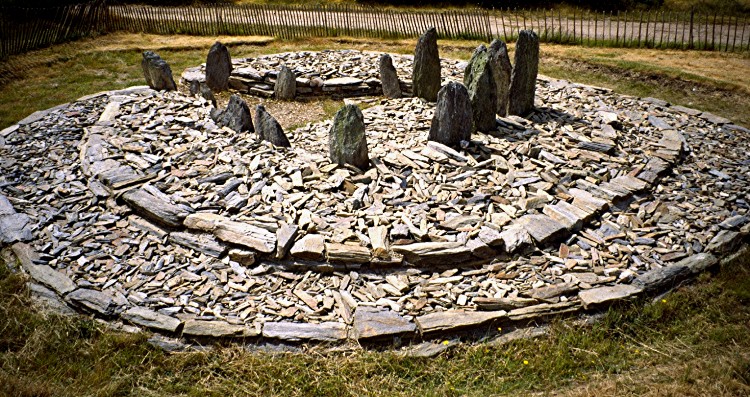Dolmen Ouest de la Croix de Saint-Pierre