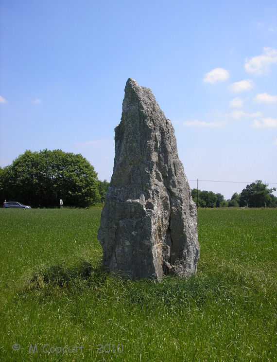 The Pierre Blanche of Pocé-les-Bois, south of Vitré, is a nice 4 metre tall menhir. It has a nice pointy top, and I wouldn’t be surprised if it has been hit and broken by lightning on occasion. 