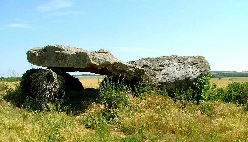 Site in Centre: Indre-et-Loire (37) France: dolmen near Ligré in Indre & Loire
