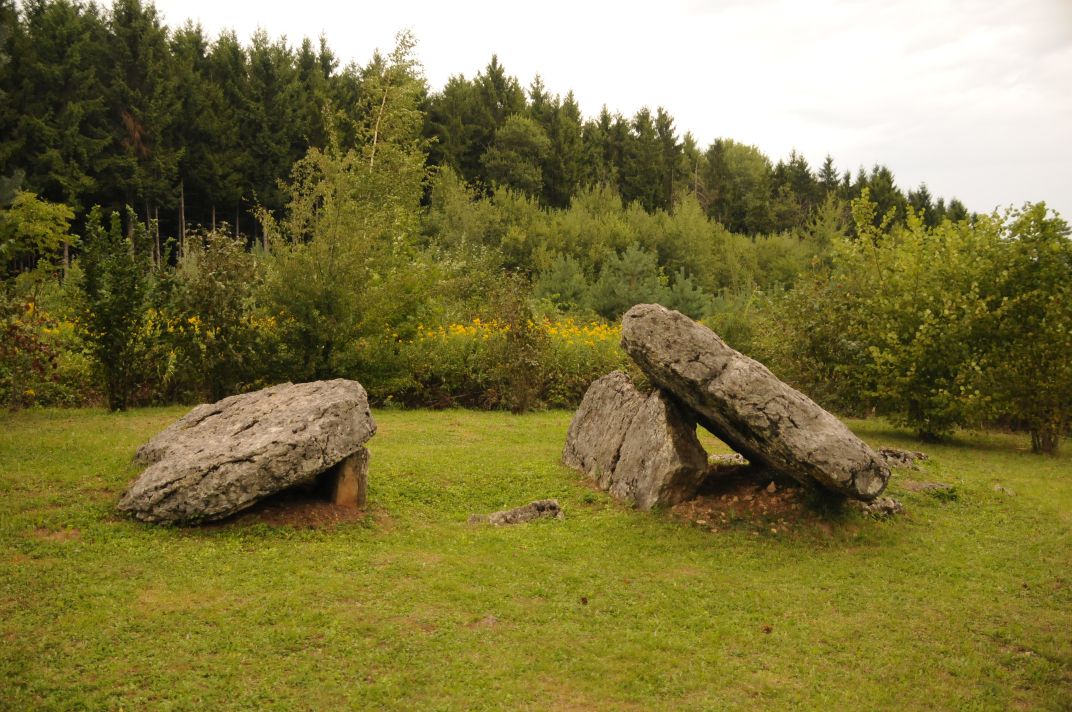 Impressive dolmen that is somewhat hard to find.  Park at 47.41573N, 6.49427E and walk 100m NE