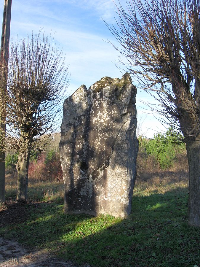 Menhir dit la Pierre Droite (Écuelles)