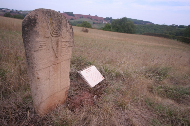 Les Anglas statue menhir