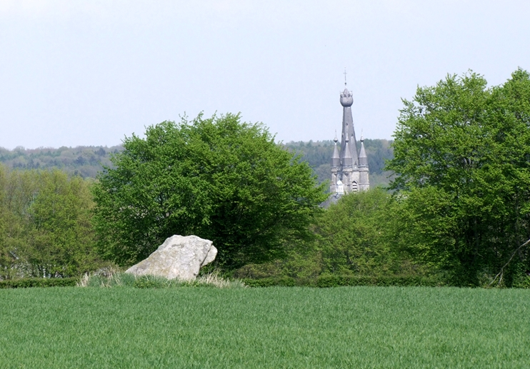 Les Pierres Martine(s) and the church of Solre-le-Château.

