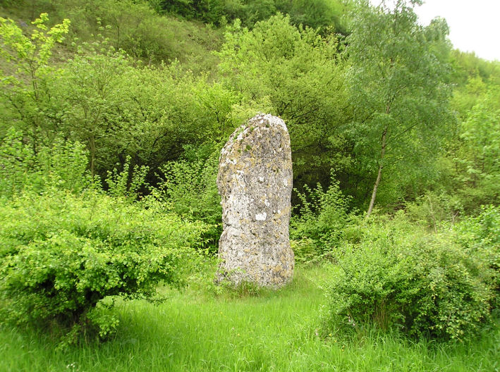 Saint-Etienne-du-Vauvray menhir