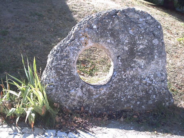 Pierre Trouée de l'allée couverte d'Aizier