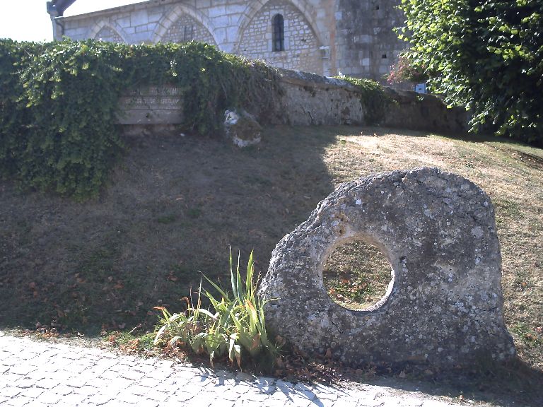 Pierre Trouée de l'allée couverte d'Aizier