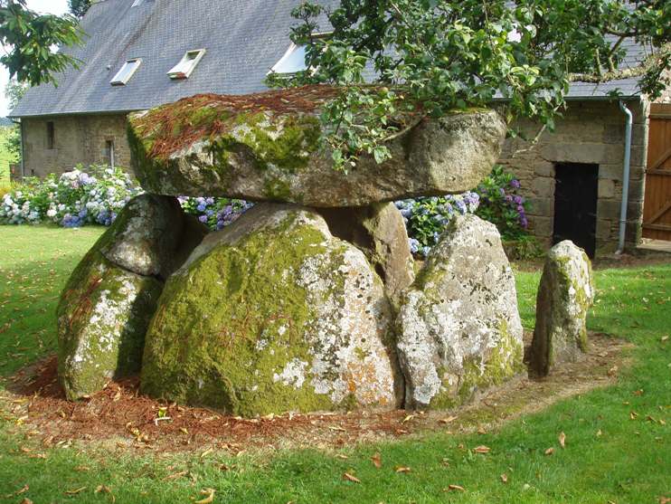 These photos were taken in 2007, in the garden of the owners. So it's a bit boring because you are in their propriety. I get there by the little path coming by la Chaudronniere.

Site in Normandie:Calvados (14) France

