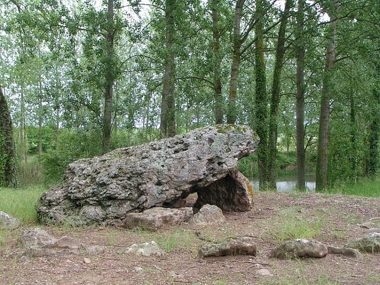 Dolmen de la Pierre Levée (Confluent)