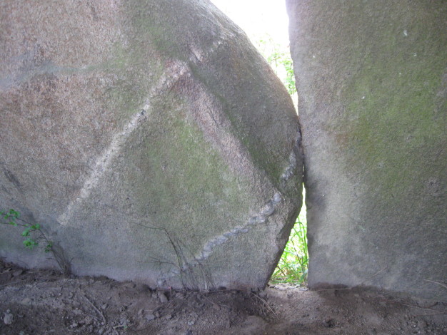Detail of the quartz vein running across one of the orthostats.