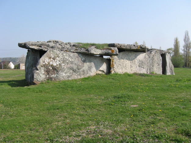 Dolmen de la Madeleine (Gennes)