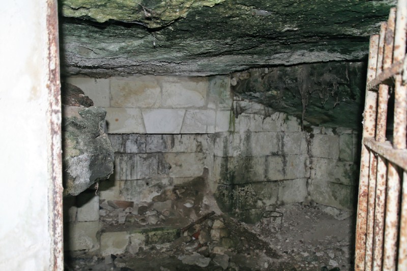 A view of the modern interior of the Pierrelée dolmen !
Best regards