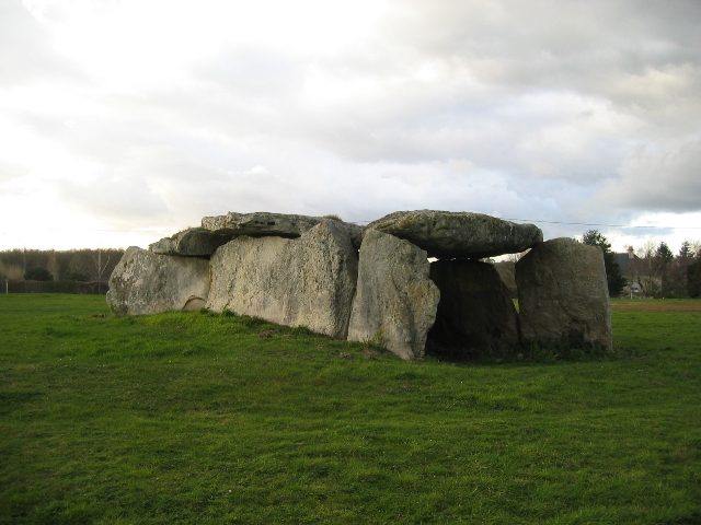 Dolmen de la Madeleine (Gennes)