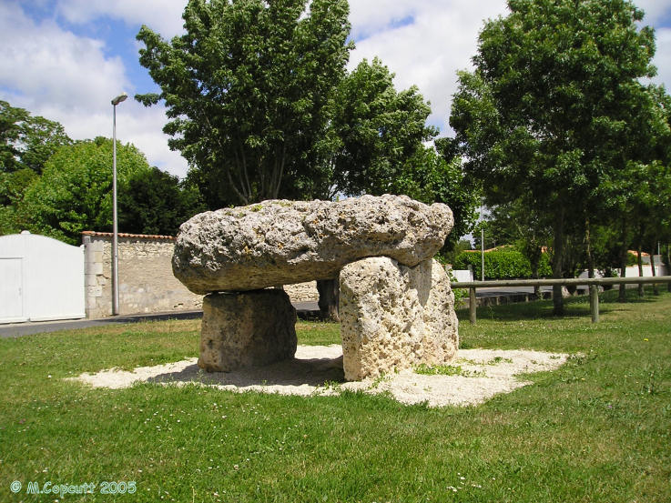  Dolmen dit la Pierre-Levée (La Jarne)