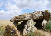 Dolmen dit la Pierre-Levée (Neuville-de-Poitou) - PID:61012