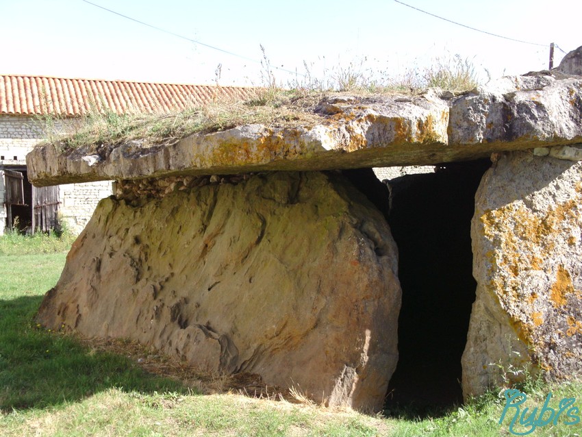 La Pierre-Folle allée couverte
