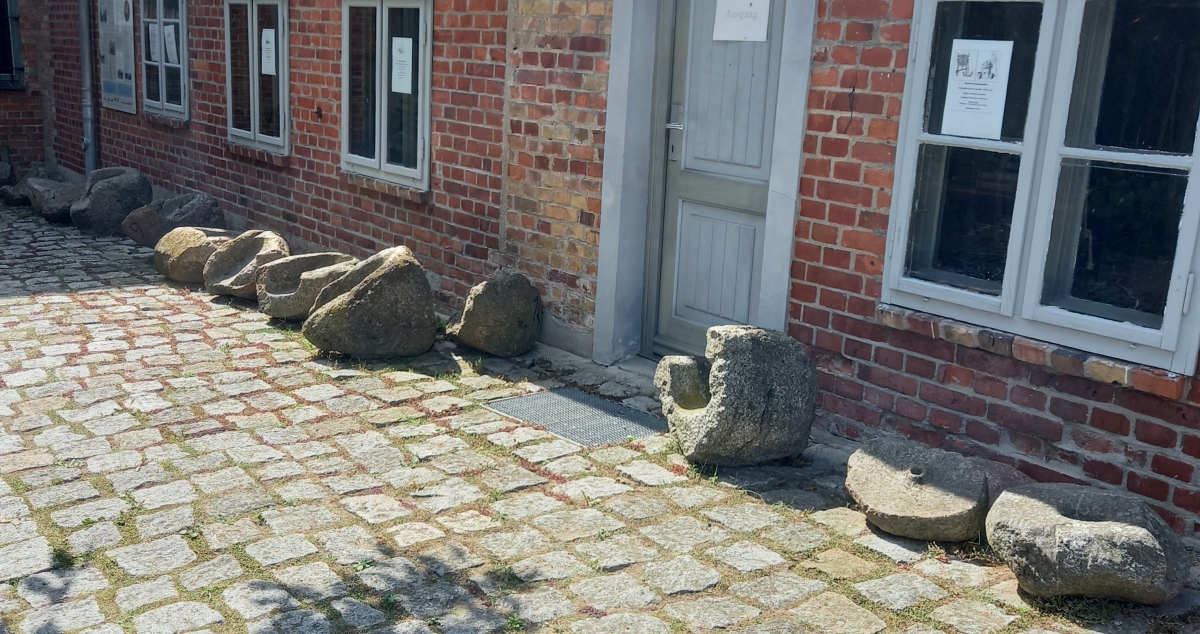 Click for the gallery page to add comments and vote (PID:230709) Mahlsteine im Heimatmuseum Fürstenwerder
