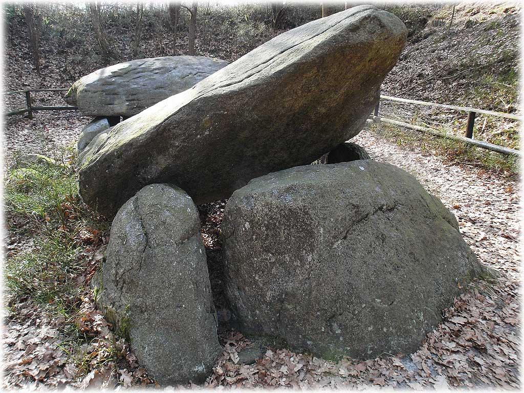 In 1958 the graves were enclosed by protective earthen walls several
metres high. They protect the gravesites from shell damage, because
the site is located in the middle of a military training area.

Grave A

Grave A comprises four supporting stones along the sides and another
stone at each end. On the supporting stones are three capstones, the
middle one of which is considerably narrower