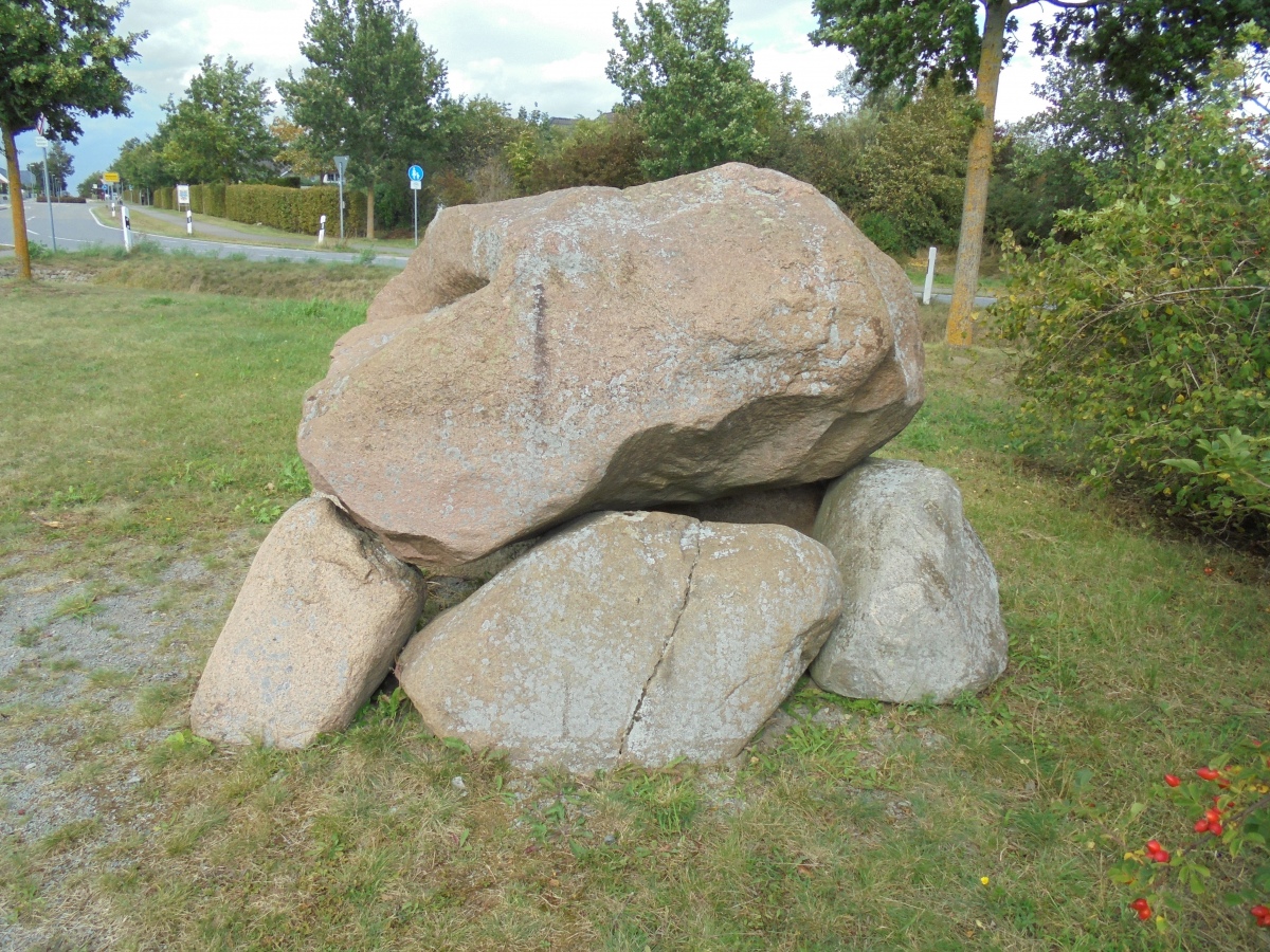 Click for full size image of Nordsteimke Dolmengrab (PID:219228) Nordsteimke Dolmengrab