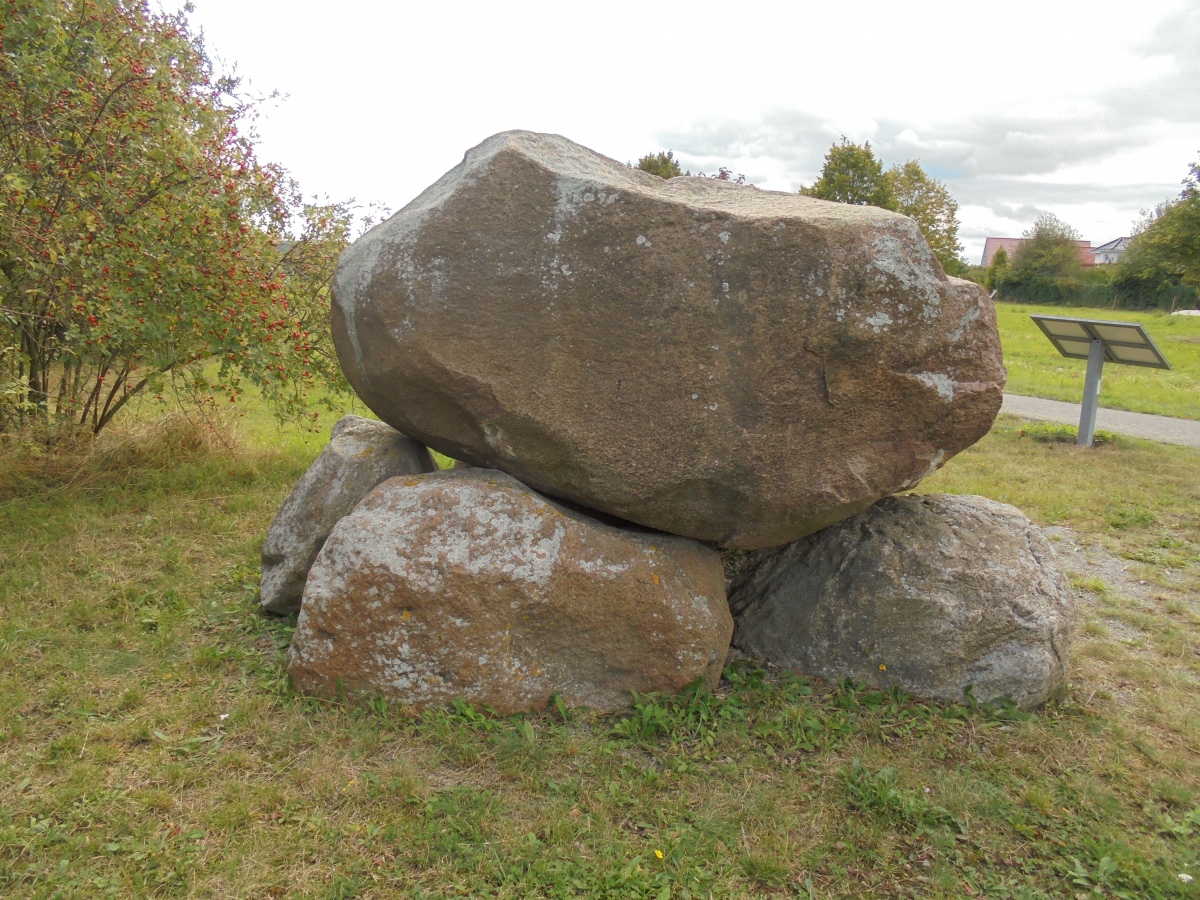 Click for full size image of Nordsteimke Dolmengrab (PID:219230) Nordsteimke Dolmengrab