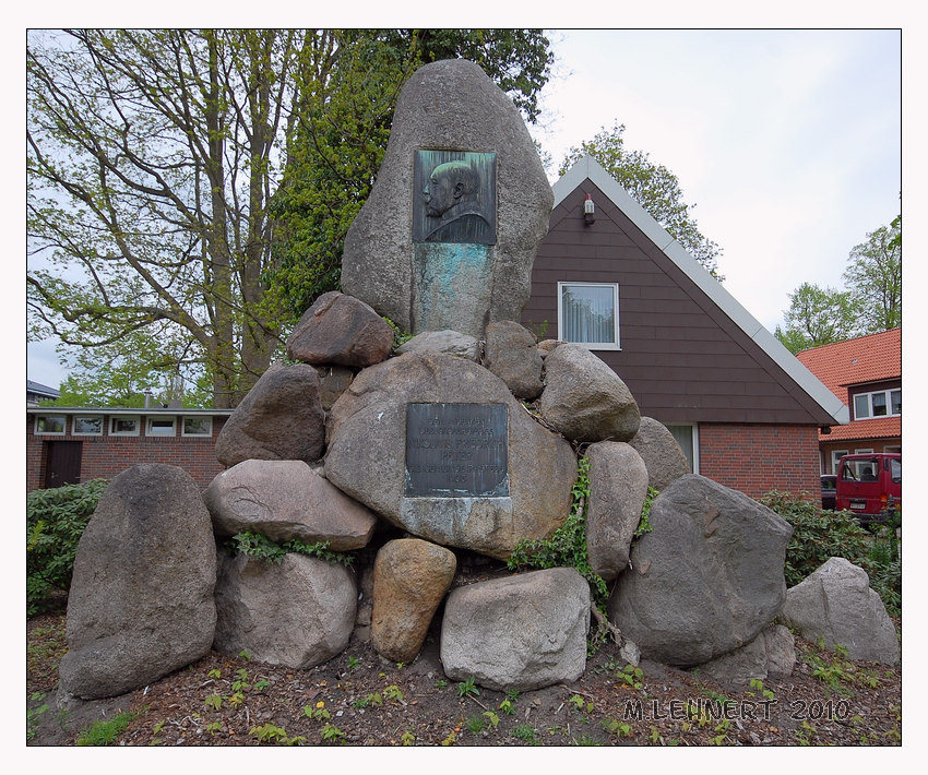 The missing capstones and orthostats.... 
The site was heavily damaged in 1902 (!) when at least (the) two capstones and several orthostats were robbed to erect a monument for Grossherzog Nicolaus Friedrich Peter in Rastede in 1903. 

May 2010