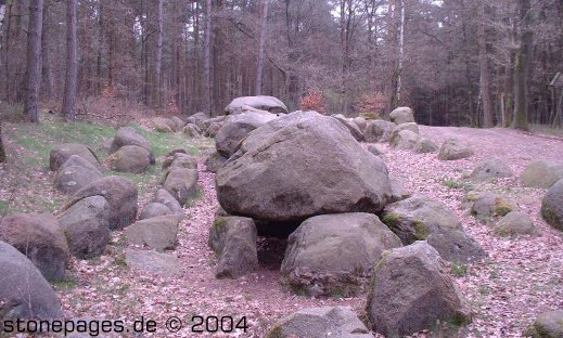 Großsteingrab in der Kunkenvenne

it is called 1841 A.D. as the most awesome and nicest stonegrave in the Kingdom of Hannover. It has 17 yokes and is 27m long. The grave is build in the typically east-west-direction (235°) with a passage in the south. Very special is, that the oval border circle is doubly. 

First excavtions were made by officers of Napoleon I. Some stones lowered but in 182