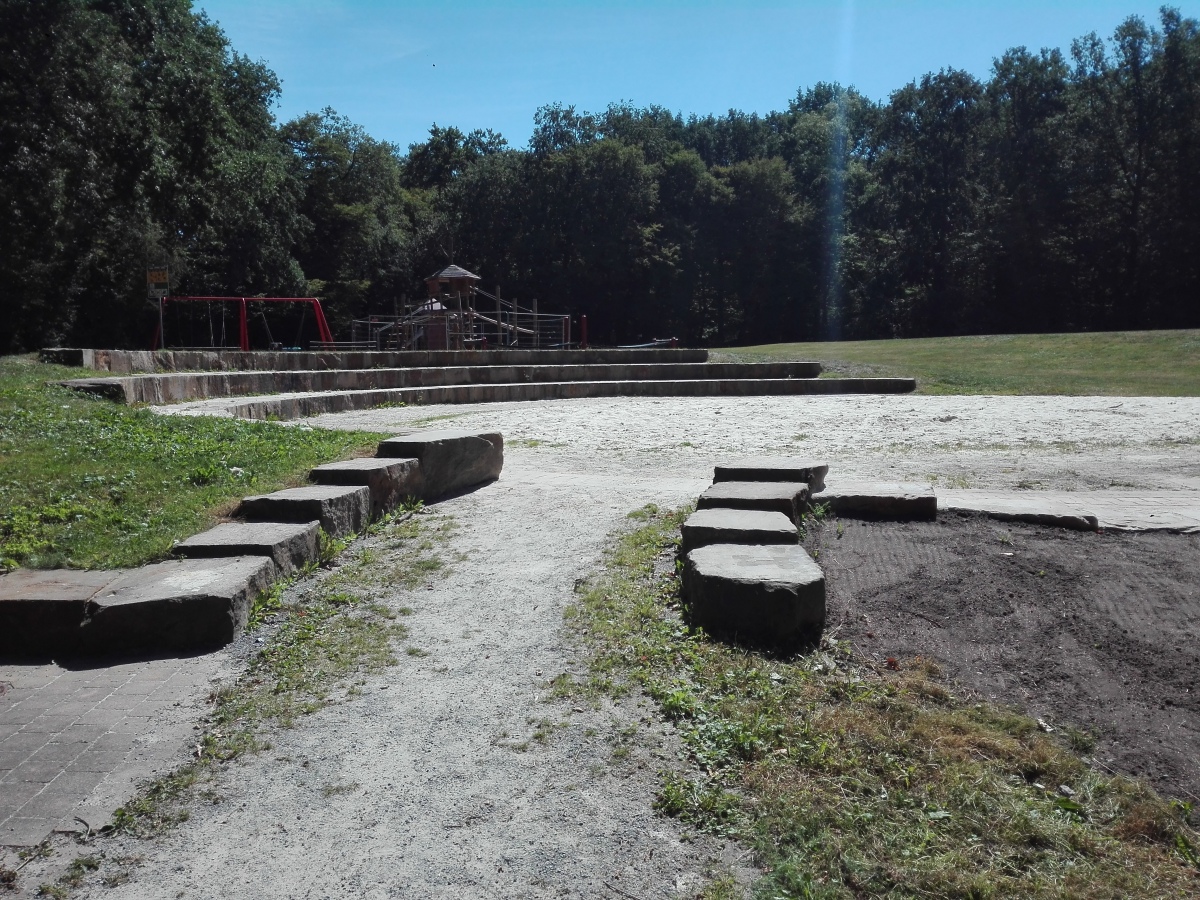 Archaeological educational trail (Archäologischer Lehrpfad Römerlager Oberarden) in Oberarden/Bergkamen (North Rhine-Westphalia, Germany). Several information panels remind of the Roman past of this area. The picture shows parts of the remains of the small arena near the fortification. 

© Platta August 2020