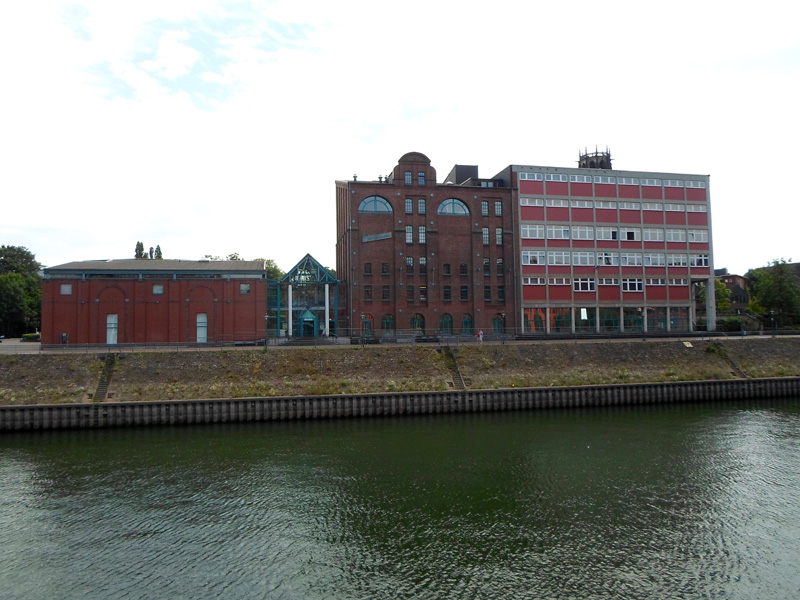 The Kultur- und Stadthistorisches Museum Duisburg is a museum in Duisburg (North Rhine-Westphalia, Germany). It is situated in the historical building of the old Rosiny mill and additional buildings.

Picture taken in July 2017.
© Platta 2017