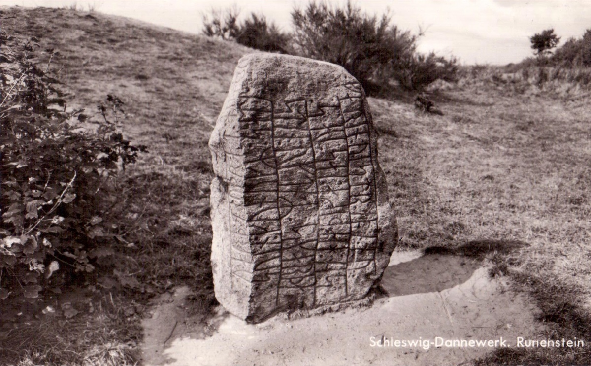 Postcard of the Skarthi runestone around 1960. Today there is a replica at the same place. For a time, the stone was on the tumulus a few decades earlier. The original stone was brought to the local museum of Haithabu in 1985.