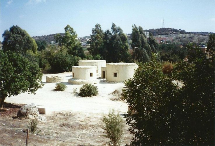 The reconstructed hut
(scan from a photo taken oct. 2000)