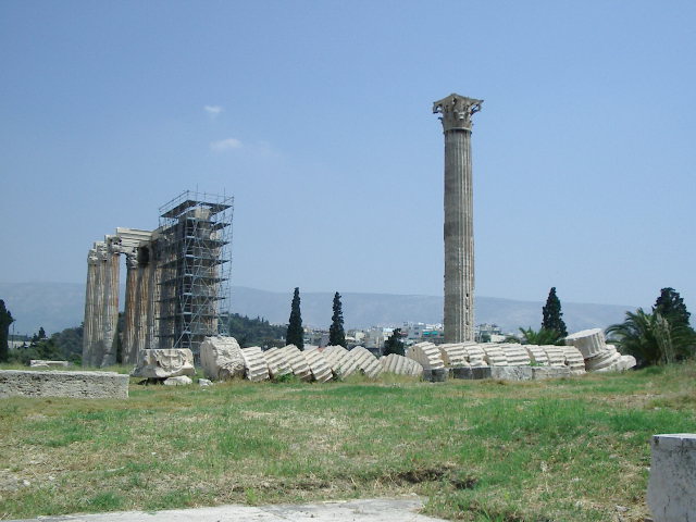 On this fallen column you can see the drums that make them up.
