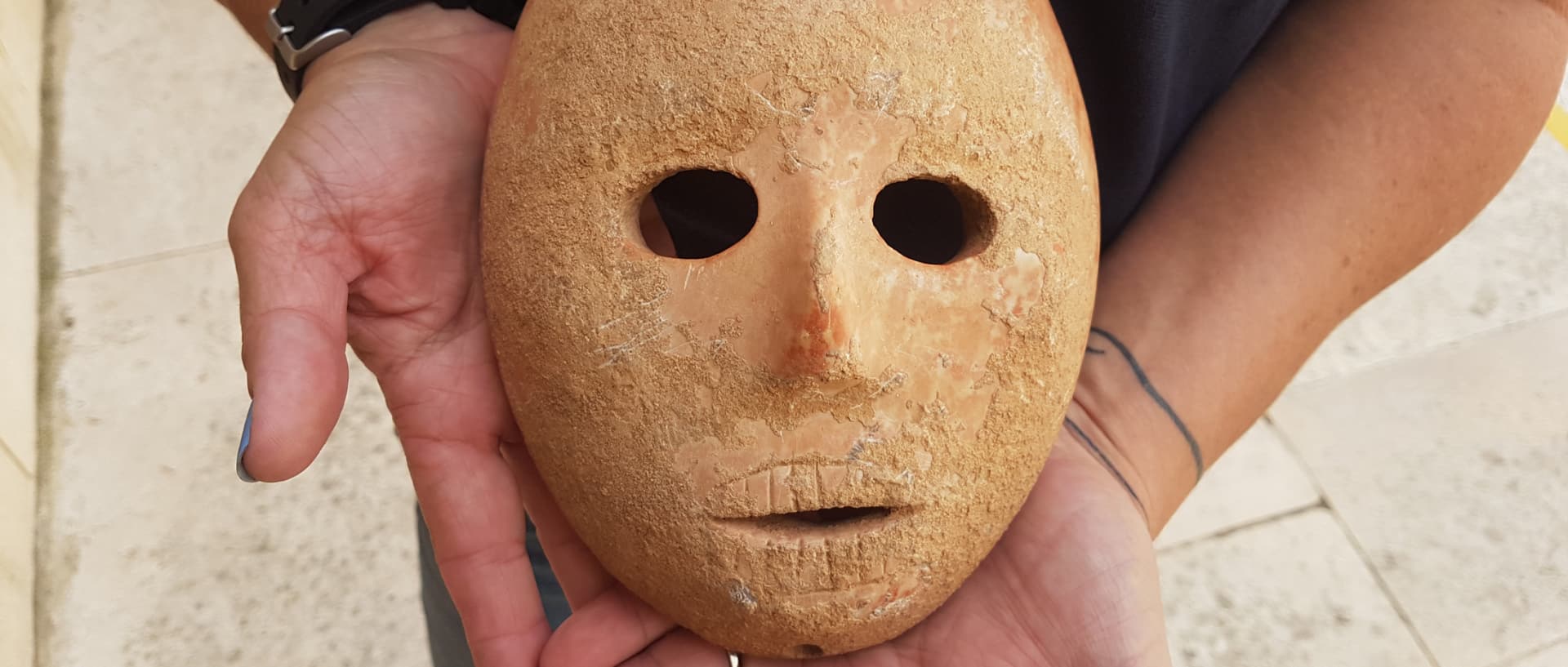9,000-year-old mask found in the Hebron hills