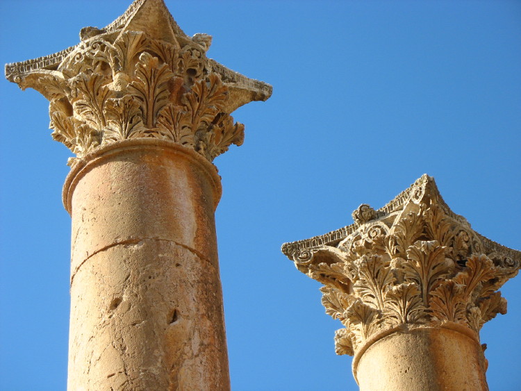 
Corinthium-style capitals of the columns (photo taken in September 2006).
