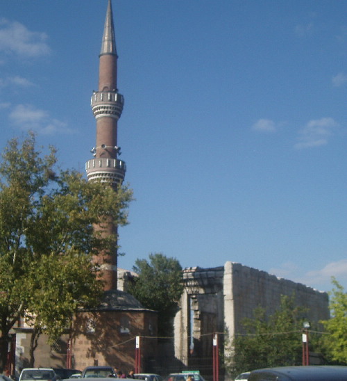 Front view of Ankara Temple of Augustus and Roma. Before that it was a  temple of the Galatian/local gods Kybele and Nem.
The temple is in bad shape due to earthquakes and can not be entered.