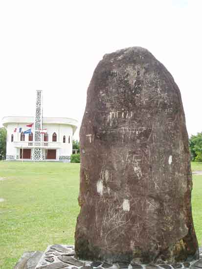 This is the site of the partially preserved wonderful and bizarre Marae Tainuu. The European missionarys who arrived in the 18th century tried to completely suppress the ancient culture and religious beliefs of the people. It is reflected clearly here where a church has actually been built on part of the marae. This menhir still remains as does a large part of the marae positioned behind the churc