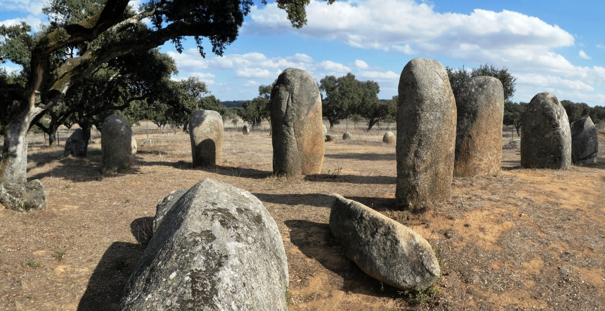 Cromeleque de Vale Maria do Meio A beautiful place, the site itself is rather like a smaller version of Almendres, a sort of open horseshoe shape of about 40 remaining stones with the open end facing towards the east down a gentle slope. The biggest stones are at the upper western side, many of which have been nicely shaped, some of them with carvings.